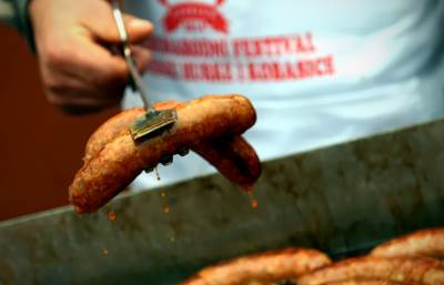  Obrenovac: Jedan umro od otrovne kobasice, ostali završili na VMA 