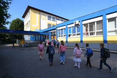  Đaci sutra kreću u školu, a temperature opet do 35: Imaju li škole klime? 