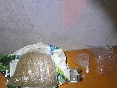  Dvojica uhapšena u Zvorniku: Policija oduzela 934 grama marihuane, kokain, novac i telefone 