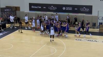  TUča košarkaša Bešiktaša i CSKA u prijateljskom meču 