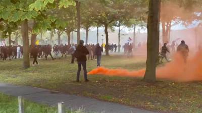  Eskalirali protesti u Hagu: Demonstranti bacali baklje na policiju 