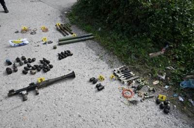  Zeničanin bježeći od policije izbacio 45 bombi, raketne bacače i mine 