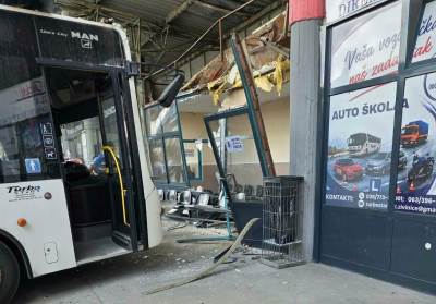  Autobus uletio na autobusku stanicu u Živinicama  