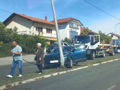  Banjaluka: Kamion udario automobil i zakucao ga u stub rasvjete 