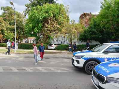   Vozač izgubio kontrolu, pa udario djevojčicu na trotoaru 