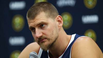  Nikola Jokić pratio šta rade igrači Denvera 