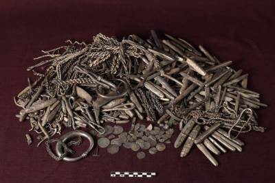   U bašti naletjeli na ćup sa 700 srebrnih predmeta iz doba Vikinga 