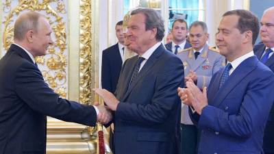  Skandal u Njemačkoj zbog odlaska Šredera na Putinov rođendan 