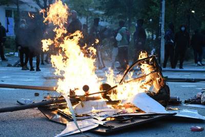  Demonstranti zapalili zgradu opštine u Albaniji 