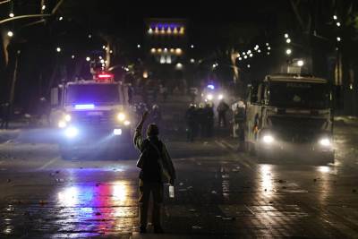  Zapaljena ministarstva i policijska stanica na protestima u Albaniji 