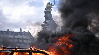  Haos širom Francuske: Požari, sukobi i stotine uhapšenih na protestima 