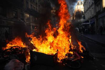  Svjetske sile izdale upozorenja građanima da ne idu u Francusku 