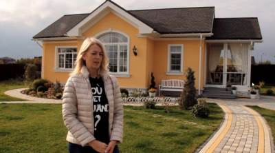  Mala montažna kuća od 65 kvadrata sa žutom fasadom i baštom 