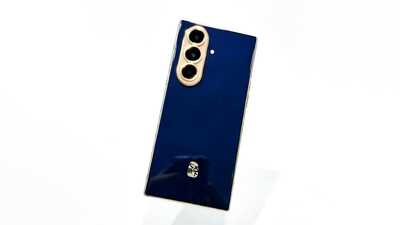  Samsung predstavio novi luksuzni preklopni telefon W27 