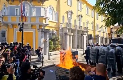  Sukobi u Tirani: Povrijeđeno 13 osoba, demonstranti zapalili vrata ministarstva 