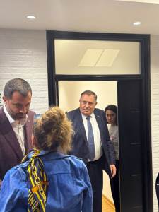  Dodik stigao u sjedište SNS-a 