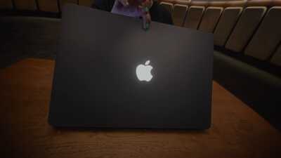  Novi MacBook Pro ima OLED ekran, touchscreen i legendarnu svjetleću jabuku 