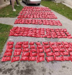  Akcija "Sting" u Istočnom Sarajevu: Uhapšene tri osobe, oduzeti droga, oružje i 446 kilograma duvana za nargilu 