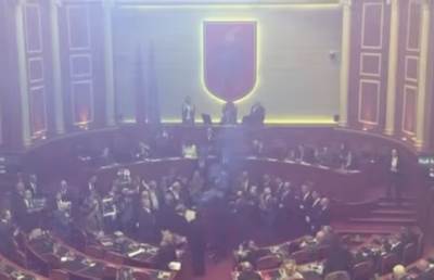  Poslanici opozicije u Albaniji omeli su rad sjednice parlamenta paleći baklje 