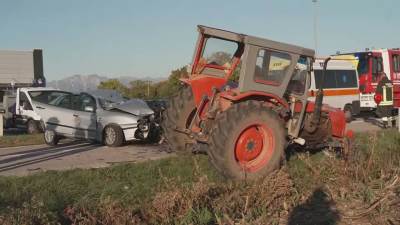  Državljanka BiH podlegla povredama nakon stravičnog sudara automobila i traktora 